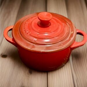 Le Creuset Mini Stoneware Cocotte w/ Lid-Petite Ramekin, Dutch Oven-8oz-Red